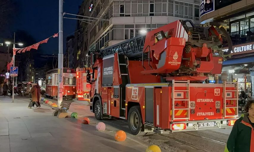 Kadıköy'de tüyleri diken diken eden ölüm: Torununu kurtarsa da yaşlı kadın tramvayın altında can verdi
