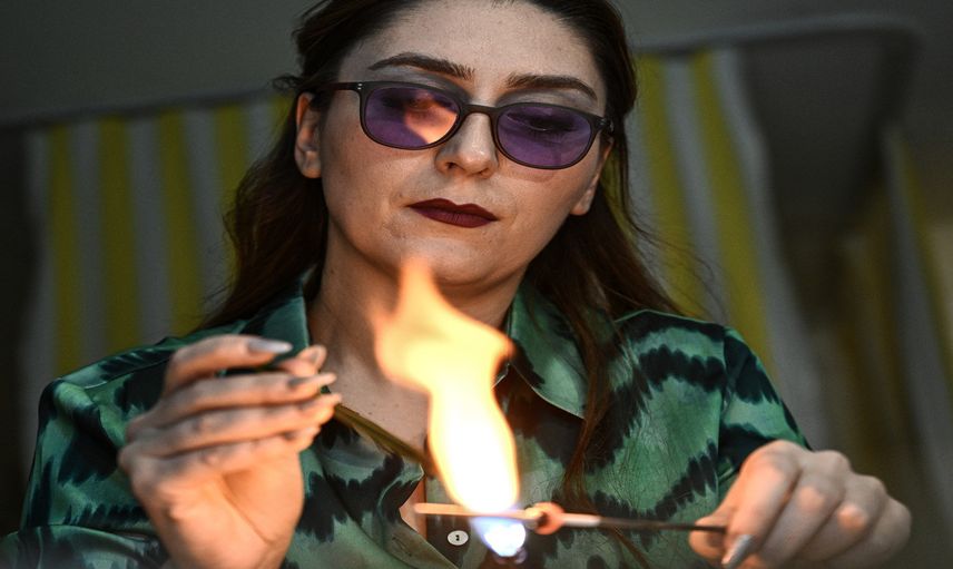 Kadın girişimci, ev atölyesinde atık camlardan dünya çapında takılar üreterek başarı yakaladı!