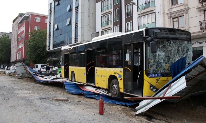 Kağıthane'de Kaza! İETT Otobüsü Metro İnşaatına Çarptı