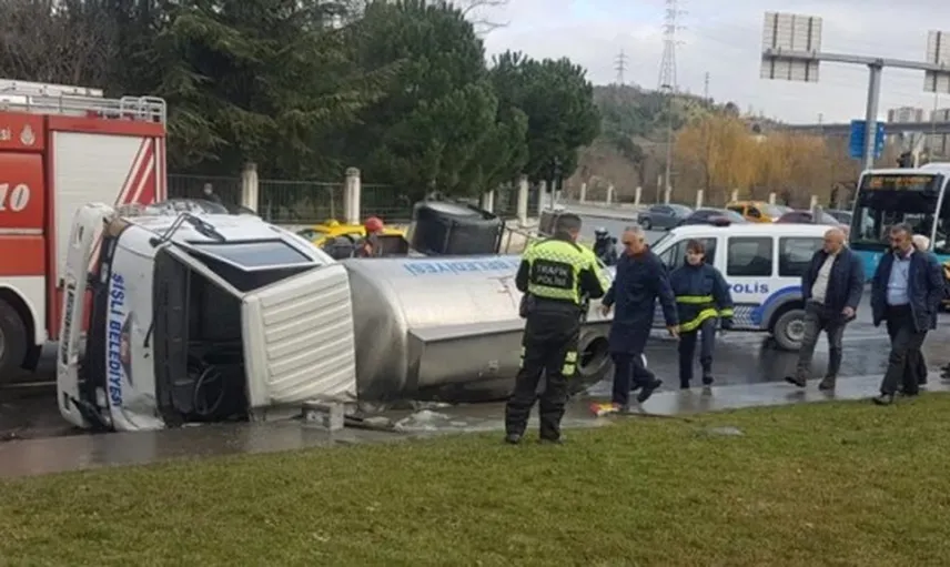 Kağıthane'de Su Tankeri Devrildi! Yaralılar Var
