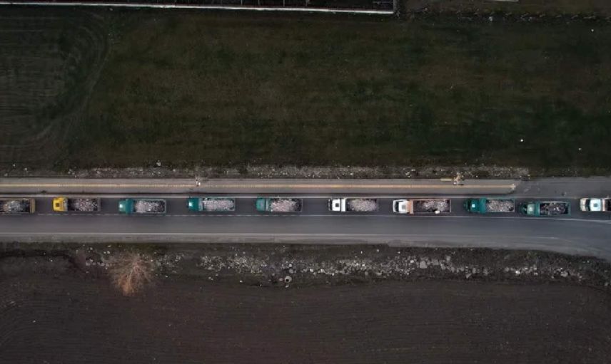 Kahramanmaraş depremlerin enkazları kaldırılıyor: Hafriyat kamyonları metrelerce kuyruk oluşturdu