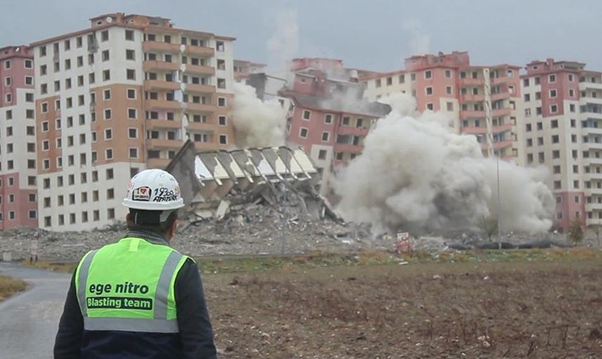 Kahramanmaraş'ta ağır hasarlı binalar patlatılıyor