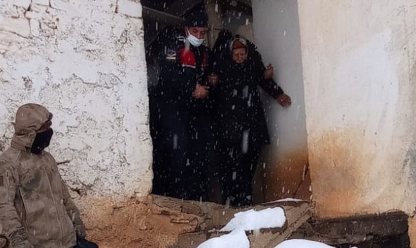 Kahramanmaraş’ta Evleri Yıkılma Tehlikesi Yaşayan Yaşlı Çiftin Yardımına Askerler Yetişti