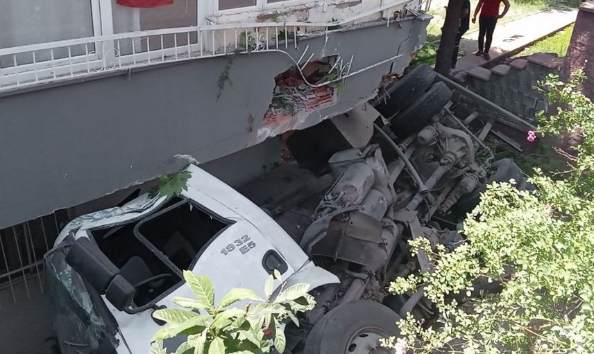 Kahramanmaraş'ta freni patlayan su tankeri etrafa dehşet saçtı!