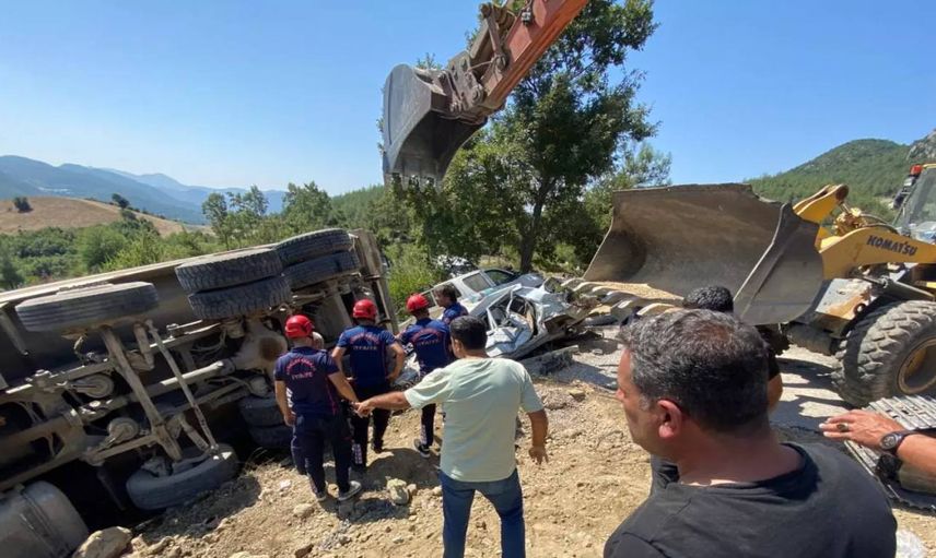 Kahramanmaraş’ta kamyon namaz kılanların arasına daldı: Çok sayıda ölü ve yaralı var