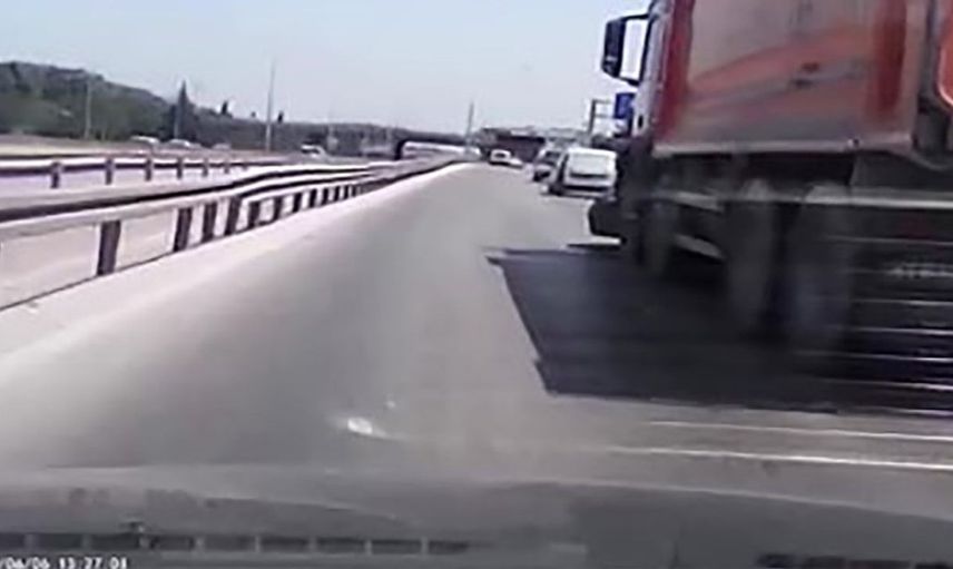 Kamyon, Otomobili Sürükledi: Kaza Anı Araç Kamerasında
