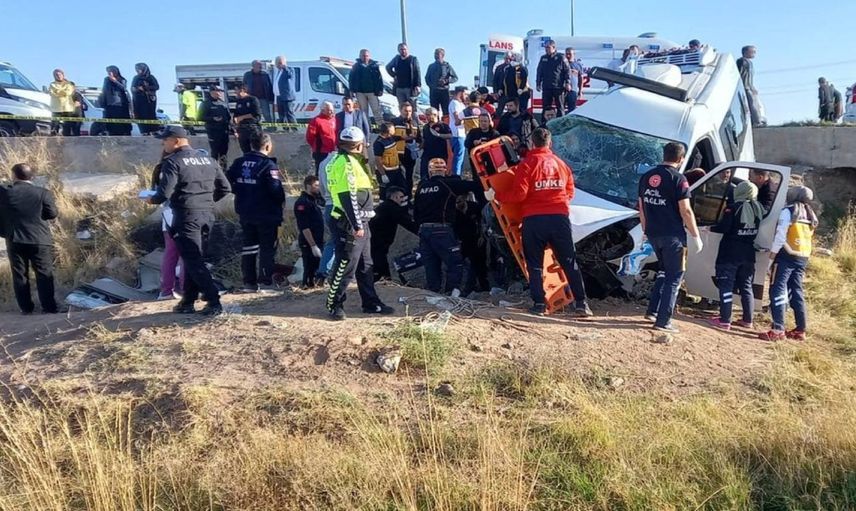 Kamyonet ile işçileri taşıyan servis çarpıştı: Çok sayıda ölü ve yaralı var
