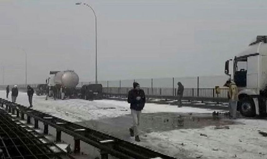 Kar yağışı olumsuzlukları getirmeye devam ediyor, TEM'de meydana gelen büyük bir kaza sebebiyle yollar trafiğe kapandı!