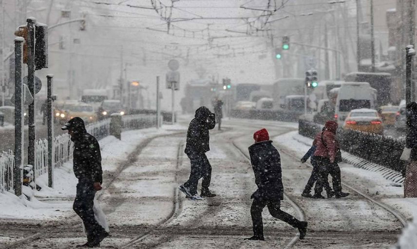 Kar yağışı yeniden başladı: Meteoroloji İstanbul için saat verdi