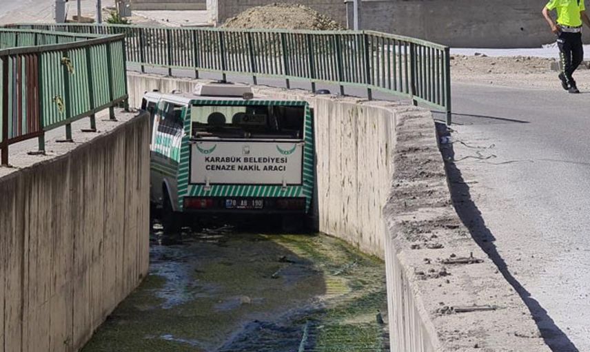 Karabük’te Cenaze Aracı Su Kanalına Düştü