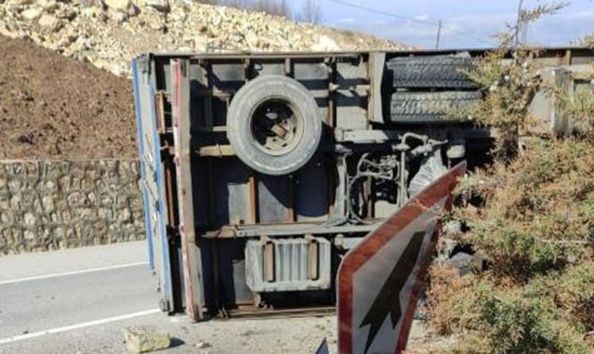 Karabük’te Kontrolden Çıkan Kamyon Yolda Devrildi