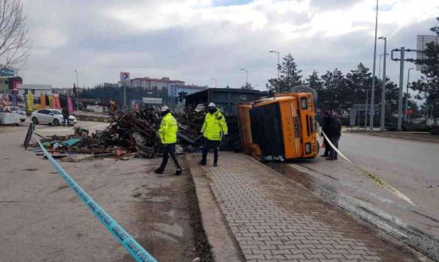 Karabük'te Korkunç Kaza: Kontroldan Çıkan Hurda Yüklü Kamyon Devrildi!