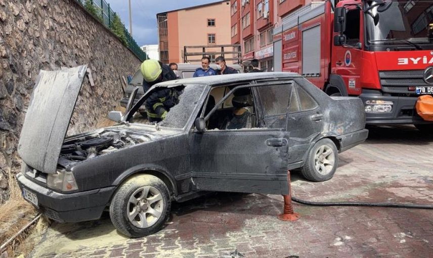 Karabük'te Park Halindeki Araçta Yangın Çıktı
