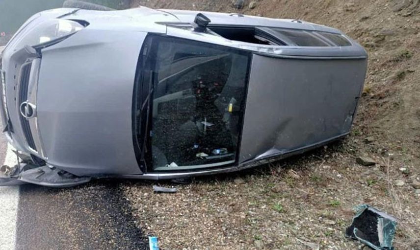 Karabük’te Yoldan Çıkan Otomobil Devrildi