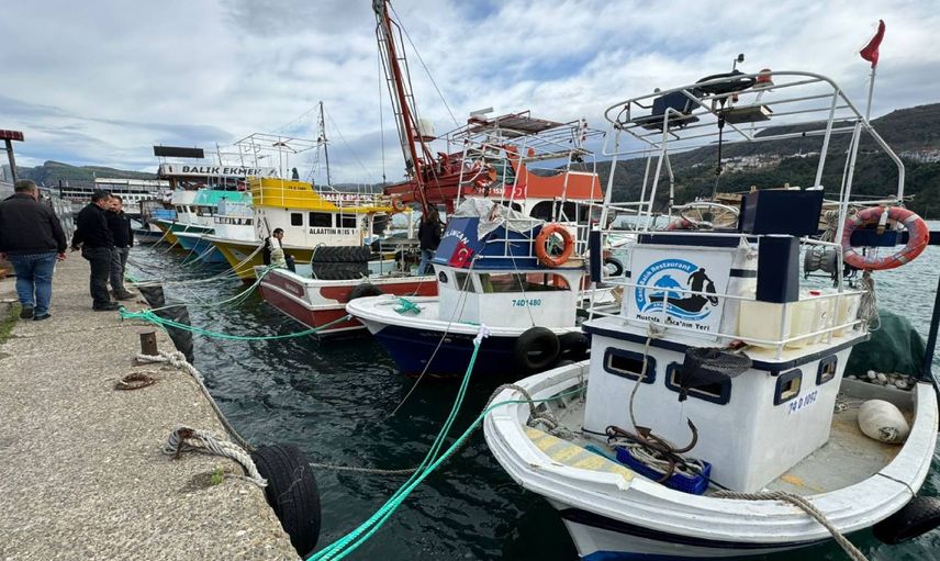 Karadeniz’de dev dalgalar gemiyi karaya oturttu: Okullar 1 gün tatil edildi