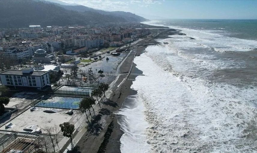 Karadeniz’de fırtına alarmı: Dev dalgalar sahil şeridine zarar verdi