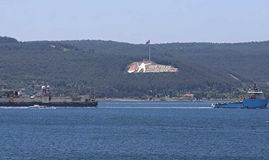 Karadeniz'e doğal gaz borularını yerleştirecek olan 'Castoro 10' isimli gemi Çanakkale Boğazı'ndan geçti
