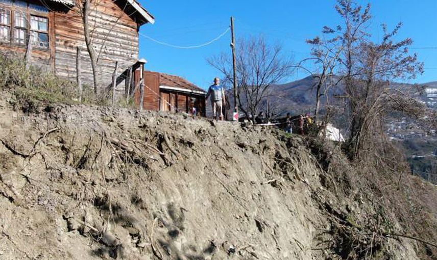 Karadeniz'i Heyelan Paniği Sardı! Çok Sayıda Ev Tahliye Edildi