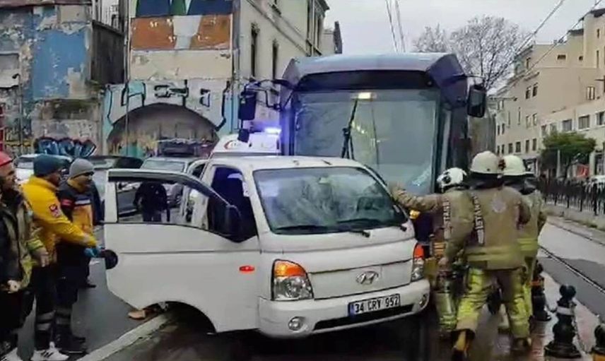 Karaköy’de tramvay kamyonete çarptı: Hat ulaşıma kapandı