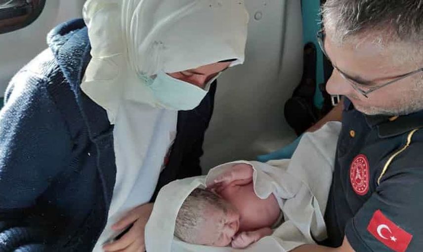 Karaman'da Yolda Denk Geldiği Ambulansta Doğum Yaptı!