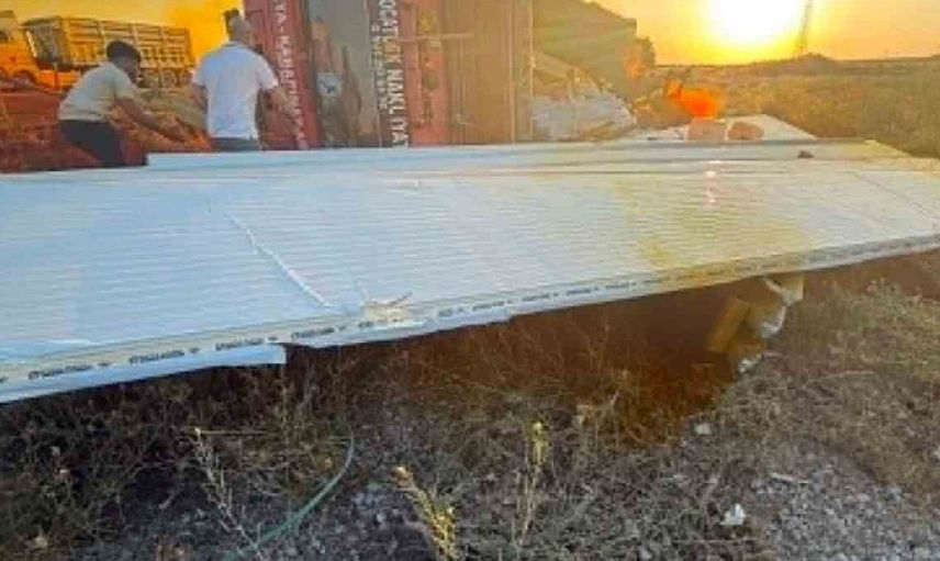 Karapınar'da kontrolden çıkan kamyon devrildi, 1 kişi yaralandı