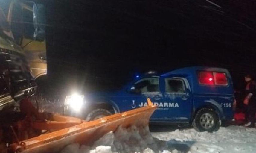 Karda Mahsur Kalan 3 Kişilik Aileyi Jandarma Ve Belediye Ekipleri Kurtardı