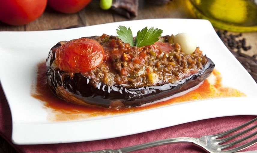Karnıyarık nasıl yapılır, hangi ayarda pişer, kaç kalori, yanına en iyi ne gider? Patlıcan ile kıymanın lezzetli buluşması fırında karnıyarık tarifi...