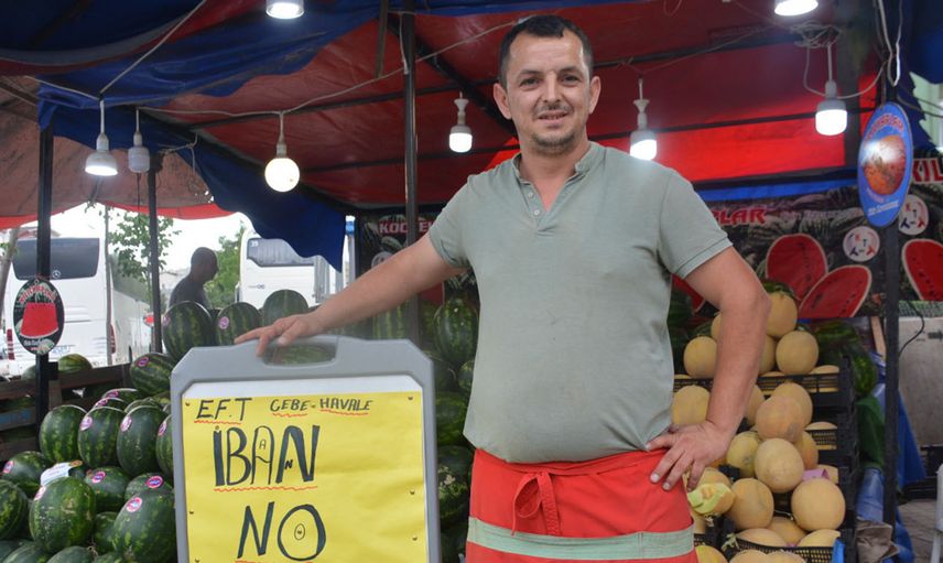 Karpuz satan pazarcı vatandaşlar yanında nakit taşımayınca çözümü IBAN vererek buldu!