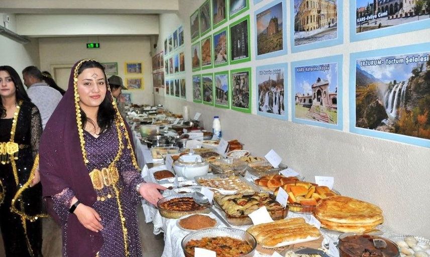 Kars'ta '7 Bölge, Tek Ruh' Sergisi Ziyaretçileri Büyüledi