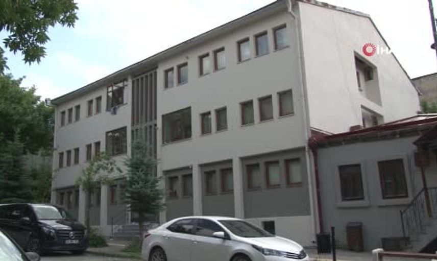 Kars'ta bayrak sevgisi: İki kuşak, 7 yıl arayla Türk bayrağını öptü