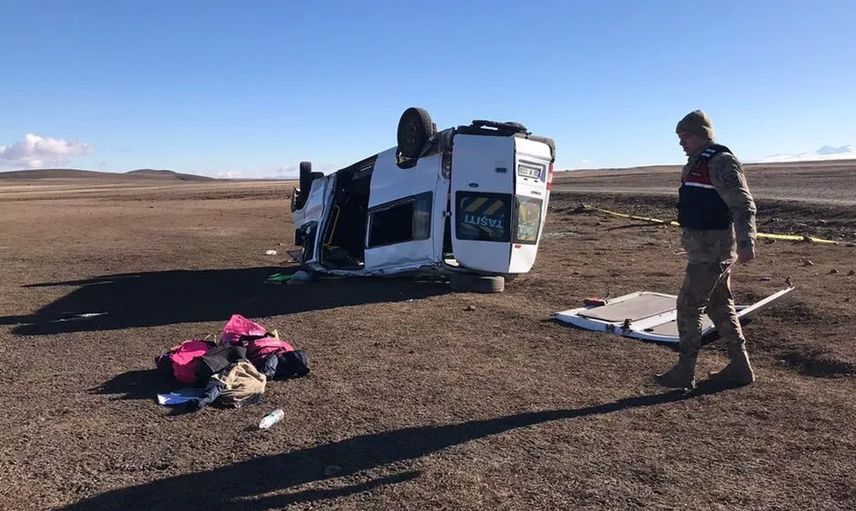 Kars'ta katliam gibi kaza: Öğrenci servisi devrildi, ölü ve yaralılar var