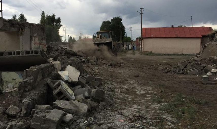 Kars’ta Metruk Binalar Tek Tek Yıkılarak Temizleniyor