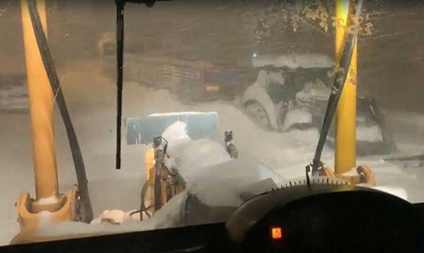 Kars'ta yoğun kar yağışı hayatı olumsuz etkiledi: Birçok araç yolda kaldı
