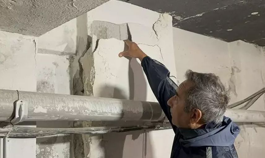 Kartal'da 3 bloklu sitede korkutan anlar: Bina dokundukça dökülüyor!