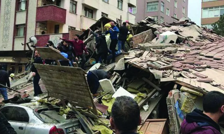 Kartal'da Çöken Binanın Enkazından 16 Yaşındaki Genç Kurtarıldı
