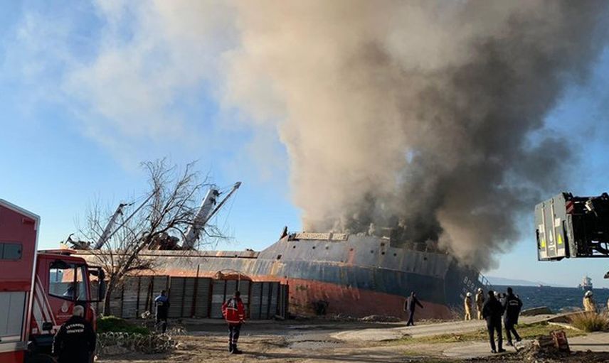 Kartal'da Karaya Oturan Gemide Korkutan Yangın