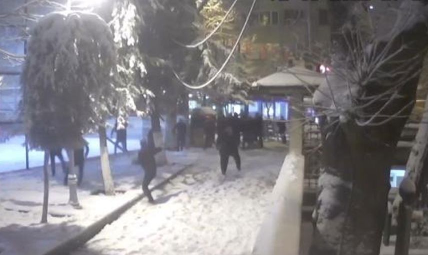 Kartopu değil meydan savaşı! İstanbul'da kar topu savaşında silahlar devreye girdi: Çok sayıda kişi yaralandı