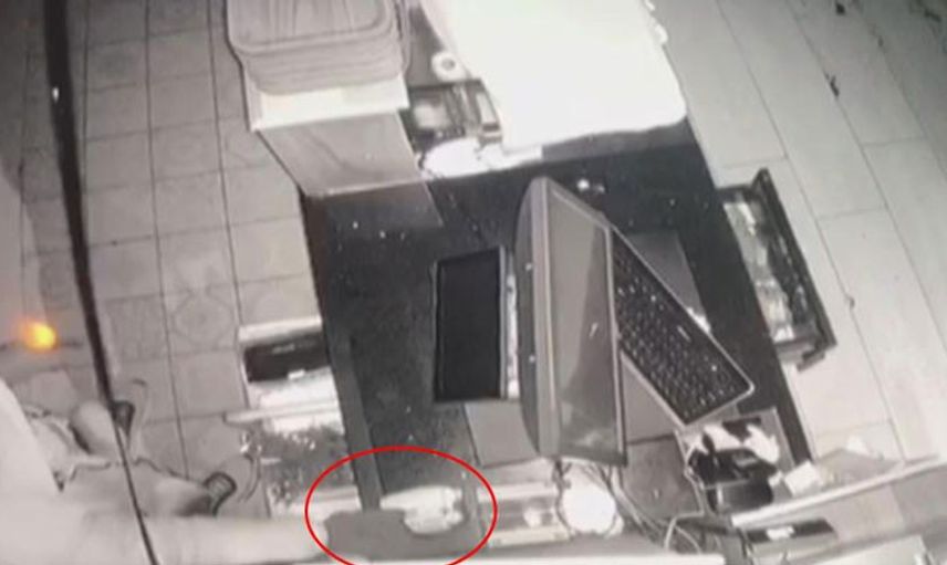 Kasayı Açamayınca Sadaka Kutusunu Çalıp Gitti