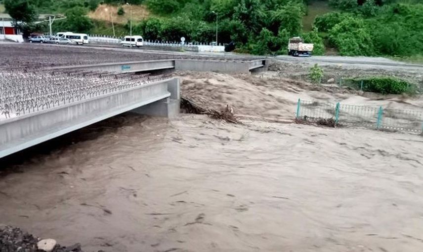 Kastamonu'da çay ve dereler taşma noktasına geldi! 2 köprü çöktü
