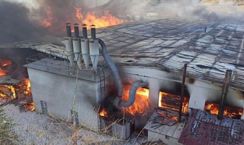 Kastamonu’da fabrika yangını: Alevler yeniden her yeri kapladı