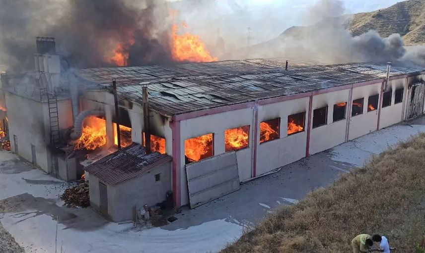Kastamonu’da korku dolu anlar: Kapı fabrikası alev aldı, dumanlar gökyüzünü kapladı