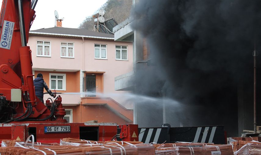Kastamonu'da korkutan yangın: Bina alevlere teslim oldu