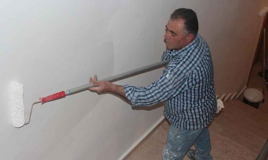 Kastamonu'da yaşayan fedakar babanın zorlu mücadelesi: Kızını yaşatabilmek için tek koluyla boyacılık yapıyor!