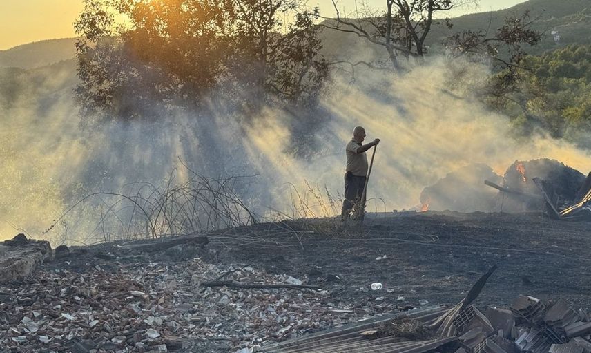 Kastamonu'daki Yangın 6 Samanlığı Harap Etti