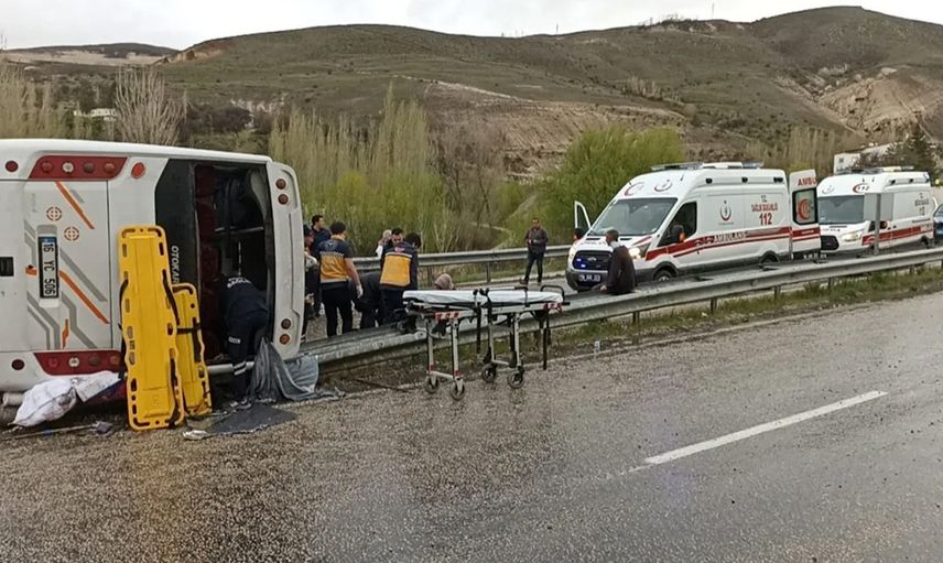 Katliam gibi kaza: Sivas’ta minibüs devrildi, çok sayıda yaralı var