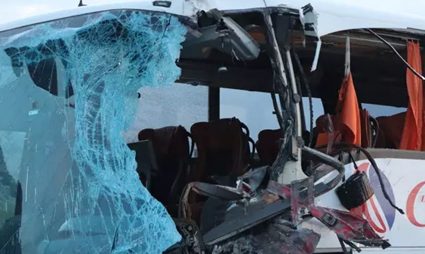 Katliam gibi kaza: Tır ve otobüs çarpıştı çok sayıda ölü var