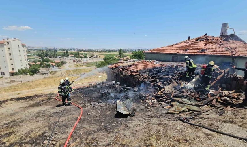 Kayıt dışı müstakil evin kömürlüğünde yangın kontrol altına alındı