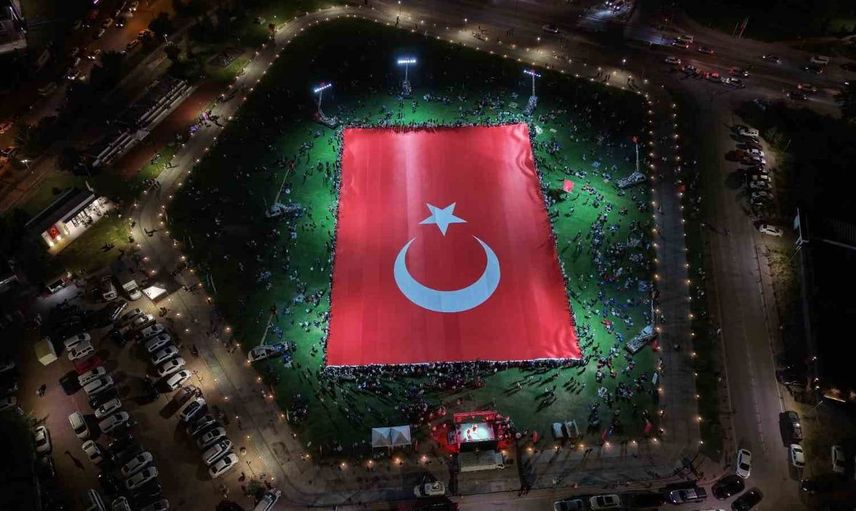Kayseri'de 15 Temmuz etkinlikleri kapsamında dünyanın en büyük Türk bayrağı açıldı