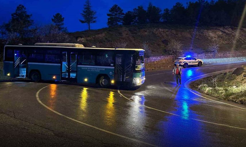 Kayseri’de Alkollü ve Ehliyetsiz Şoför Çaldığı Otobüsle Kaza Yaptı