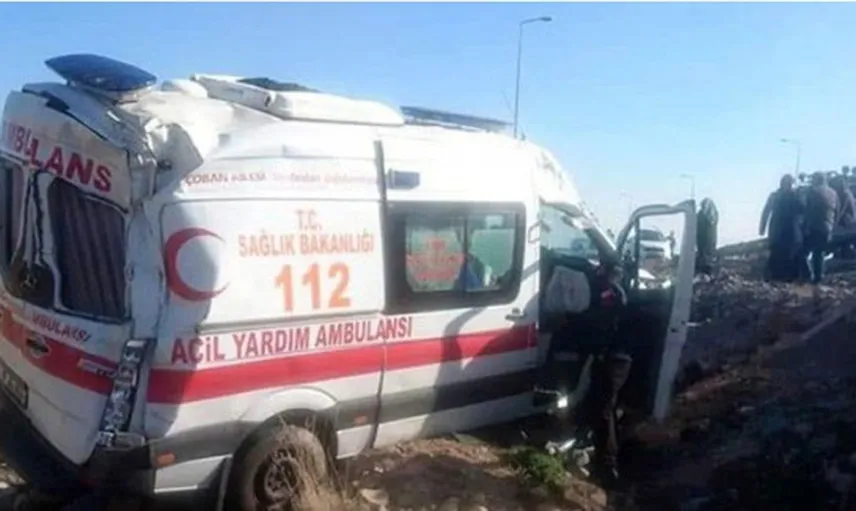 Kayseri'de Ambulans Devrildi: 3 Yaralı